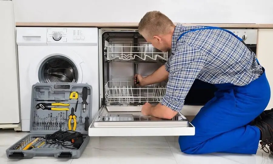 Sultanbeyli Bosch servisi teknisyen ekibi beyaz eşya tamiri yaparken